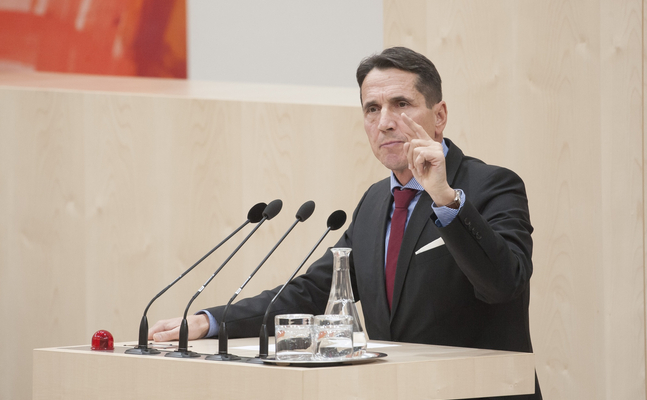 Reinhard Bösch am Rednerpult im Landtag