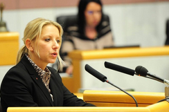 Nicole Hosp am Rednerpult im Landtag