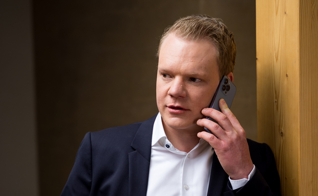 Christof Bitschi mit Smartphone am Telefonieren