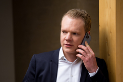 Christof Bitschi mit Smartphone am Telefonieren