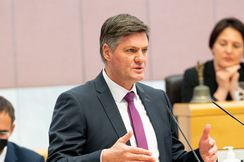 Daniel Allgäuer am Rednerpult im Landtag