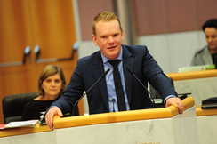 Christof Bitschi am Rednerpult im Landtag