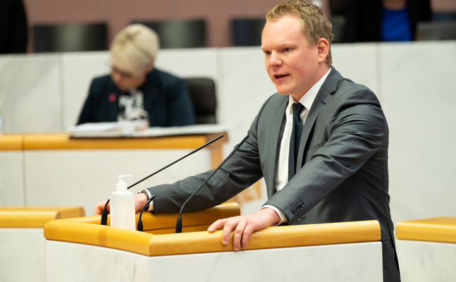 Christof Bitschi am Rednerpult im Landtag