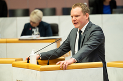 Christof Bitschi am Rednerpult im Landtag