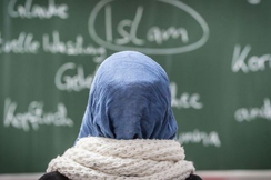 Schülerin mit Kopftuch in der Schulklasse