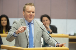 Christof Bitschi am Rednerpult im Landtag