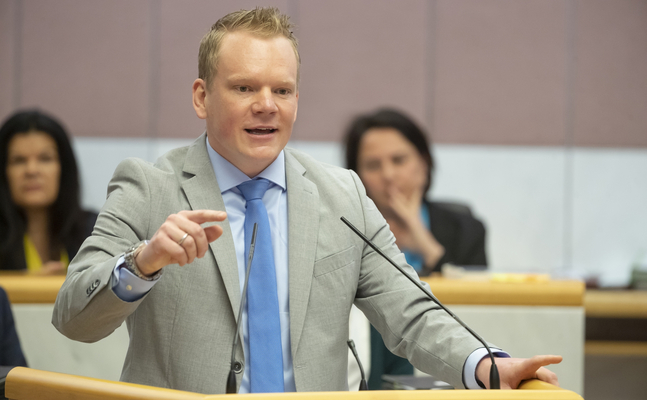 Christof Bitschi am Rednerpult im Landtag