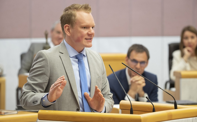 Christof Bitschi am Rednerpult im Landtag