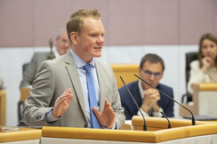 Christof Bitschi am Rednerpult im Landtag