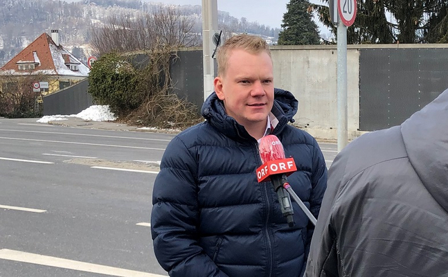 Christof Bitschi am Straßenrand im Interview