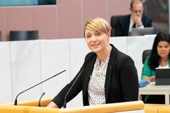 Andrea Kerbleder am Rednerpult im Landtag