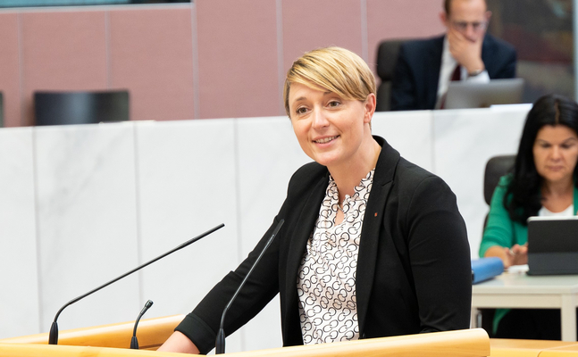 Andrea Kerbleder am Rednerpult im Landtag