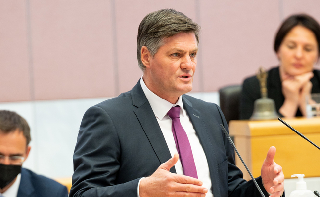 Daniel Allgäuer am Rednerpult im Landtag