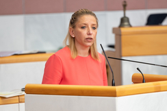 Nicole Hosp am Rednerpult im Landtag