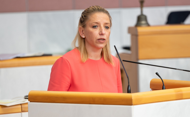 Nicole Hosp am Rednerpult im Landtag