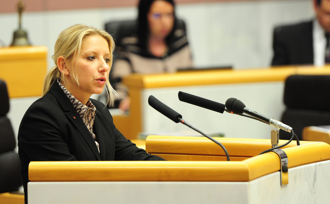 Nicole Hosp am Rednerpult im Landtag