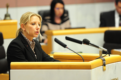 Nicole Hosp am Rednerpult im Landtag