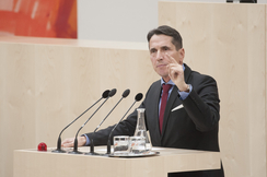 Reinhard Bösch am Rednerpult im Landtag