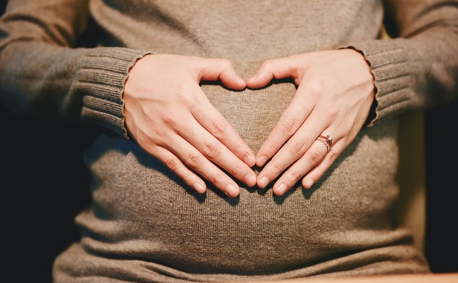 Frau mit Babybauch