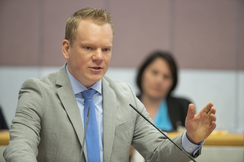 Christof Bitschi am Rednerpult im Landtag