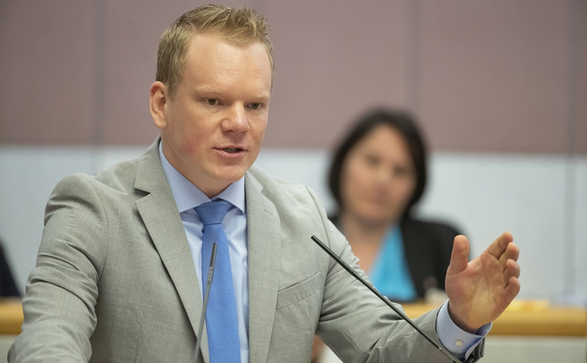 Christof Bitschi am Rednerpult im Landtag